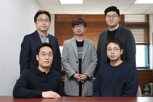 ▲ 신병하(앞줄 왼쪽) KAIST 교수와 공동연구팀