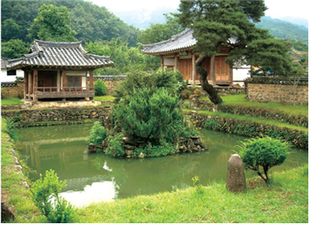 ▲ 경남 밀양 무기연당, 연못 가운데 섬이 현재 한국에서 가장 보전이 잘된 석가산
