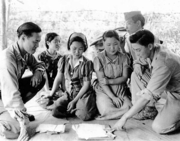 ▲ 1944년 8월 14일 버마 미치나에서 미군의 심문을 받는 조선인 위안부의 모습(사진=위키백과)