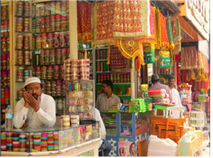 ▲ 인도 하이데라바드 차르미나르 부근 라드 바자르(시장) 내 신부용품 상점