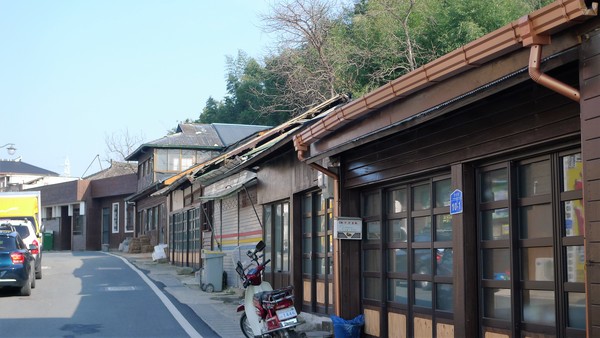 ▲ 일제강점기 일본인들의 거리였던 원정(元町). 많이 변했지만 군데군데 옛 분위기가 남아 있다.