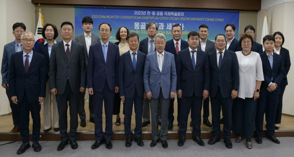 동북아역사재단은 몽골과학아카데미와 9월 25일(월) 동북아역사재단 11층 대회의실에서 ‘몽골제국과 세계사’를 주제로 공동 학술회의를 개최했다.<br>
